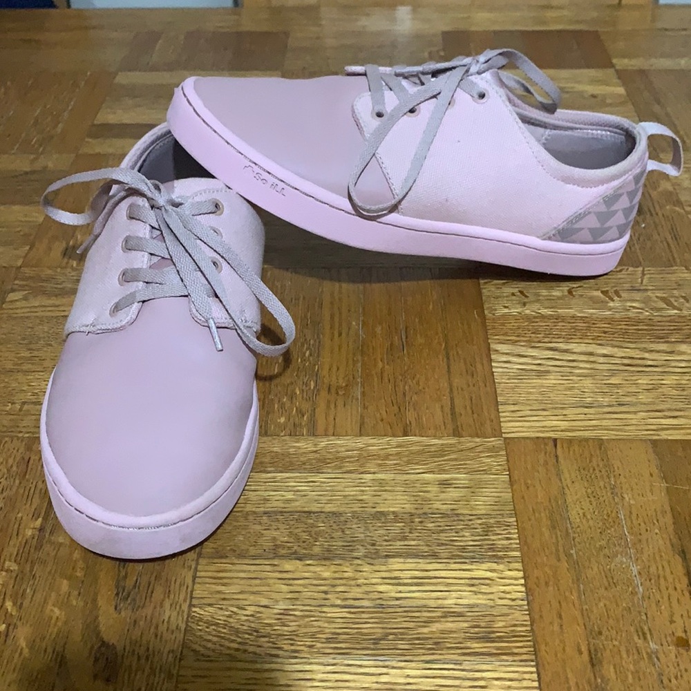 Gently used Jason Momoa So iLL althetic sneakers size 7.5mens/9womens